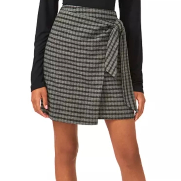Black and Gray Checkered/Plaid Wrap Skirt Size 10 - Picture 1 of 9